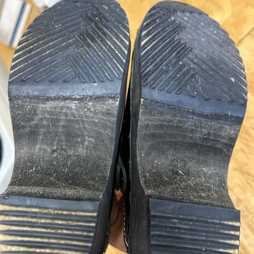 Black Slippers with Comfortable Footbed and‎ Open Back